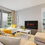 Trendy 3-Bed, 2-Bath - O2 London Escape - Your Ideal Stay