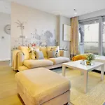 Trendy 3-Bed, 2-Bath - O2 London Escape - Your Ideal Stay