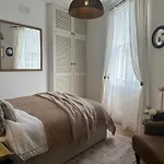 Entire Flat In The Diamond Of Battersea
