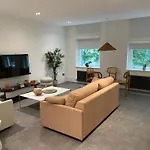 Gorgeous Newly Refurbished 2 Bedroom Apartment In London