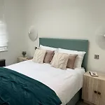 Gorgeous Newly Refurbished 2 Bedroom Apartment In London