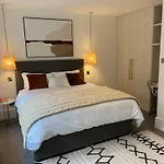 Gorgeous Newly Refurbished 2 Bedroom Apartment In London