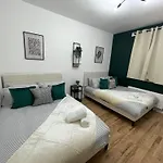 Beautiful Apartment Near Paddington - Sleeps 8