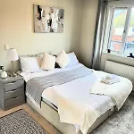 Stylish 1-Bed Flat In Canary Wharf