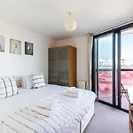 Bright Camden Retreat With Balcony