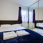 2 Bedroom Flat Near Westfield, Hospital, Stadium & Uni