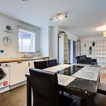 2 Bedroom Flat Near Westfield, Hospital, Stadium & Uni