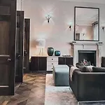 Modern Apartment With An Enviable Address