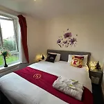 London 2 Bed 2 Bath Apartment Holiday Home - Free Parking - 3Min Walk To The Train Station - 19Min To London Liverpool Street 5Min To Victoria Line 1Gb Broadband Super Fast Internet Ground Floor 100S Of Shops Restaurants Bakeries 24-Hour Asda Superst