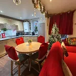 London 2 Bed 2 Bath Apartment Holiday Home - Free Parking - 3Min Walk To The Train Station - 19Min To London Liverpool Street 5Min To Victoria Line 1Gb Broadband Super Fast Internet Ground Floor 100S Of Shops Restaurants Bakeries 24-Hour Asda Superst