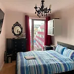 2 Bed Flat With Balcony - Zone 1 Central London