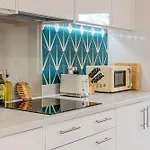 Spacious 2Br Apt With Balcony In Camberwell