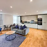 Modern 2-Bedroom, 2-Bathroom Apartment In West Kensington