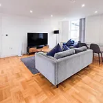 Modern 2-Bedroom, 2-Bathroom Apartment In West Kensington