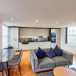 Modern 2-Bedroom, 2-Bathroom Apartment In West Kensington