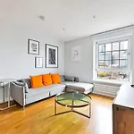 Spacious 2 Bed, Canary Wharf, O2 Arena, Wifi