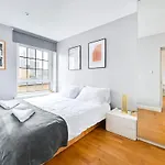 Spacious 2 Bed, Canary Wharf, O2 Arena, Wifi