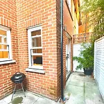 Private And Modern One Bed Gated Flat