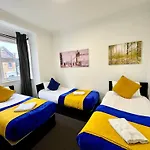 London 3 Bedrooms 3 Bathrooms Spacious House, Reception, Kitchen, Garden, Parking