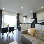 Hatton Apartments Heathrow Airport- Free Parking-Free Underground To And From Heathrow Airport Hatton Cross See Picture-See London Fast Hatton Cross To Central London 30Min