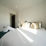 Hatton Apartments Heathrow Airport- Free Parking-Free Underground To And From Heathrow Airport Hatton Cross See Picture-See London Fast Hatton Cross To Central London 30Min