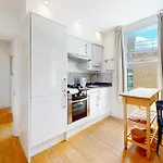 Bright 1Bed Apartment 4Min Walk From Metro