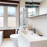 Bright 1Bed Apartment 4Min Walk From Metro
