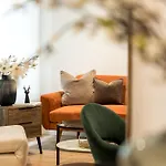 One Bedroom And 2 Bed In South Kensington-Very Lively Area