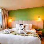 2 Bedrooms London Apartment Close To Limehouse Station