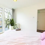 Relaxing 2-Bed City Retreat