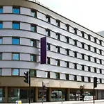 Comfortable En-Suite Near Metro, Steps From Elizabeth Line