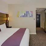 Comfortable En-Suite Near Metro, Steps From Elizabeth Line