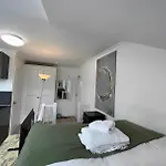 Compact Loftstudio Shepherdsbush London Nearcentre