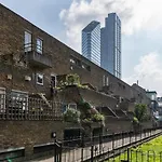 Modern Designers Flat In The Heart Of Angel
