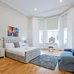 Stylish 1-Bedroom Duplex In Kensington Cromwell 1