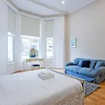 Stylish 1-Bedroom Duplex In Kensington Cromwell 1