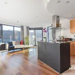 2 Bed Apartment Only Five Minutes Walk From Crossharbour
