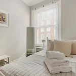 Parea Living - Stylish South Kensington Getaway