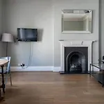 Modern Flat On Charming Warwick Avenue