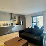 Modern 2 Bedroom Near London Eye