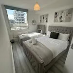 4 Bedroom Apartment Central Stylish