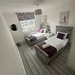 4 Bedroom Apartment Central Stylish