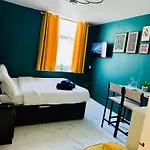 Private Studio Flat In Centre