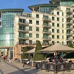 Riverside Stay With Thames Views