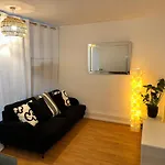 Cozy 2Br Flat , 5 Minutes From Sydenham Train Station