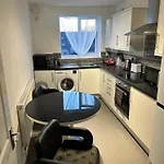 Cozy 2Br Flat , 5 Minutes From Sydenham Train Station
