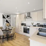 2-Bed Wembley - Free Street Parking - Work Stays Ideal