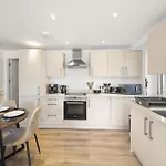2-Bed Wembley - Free Street Parking - Work Stays Ideal