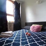 Chelsea Orange Apartment Sleeps10-Petsok-Parking