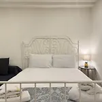 Park Lane Beautiful Studio Apartment